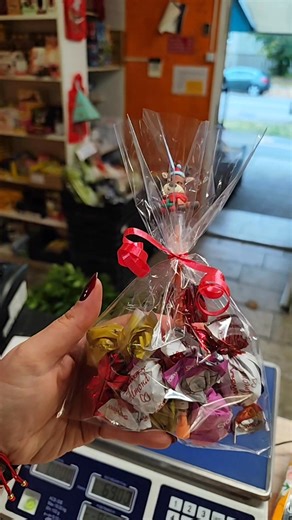 1.9K views · 32 reactions | Nézzétek mit találtam ki! Fini csoki és egy aranyos toll! Csomagban! 1100Ft Kis kedvesség ajándékba - munkatársnak, vagy bárkinek! Hogy tetszik? Csináljak párat? | Eperke Zöldség- Gyümölcs és Vegyeskereskedés | Facebook