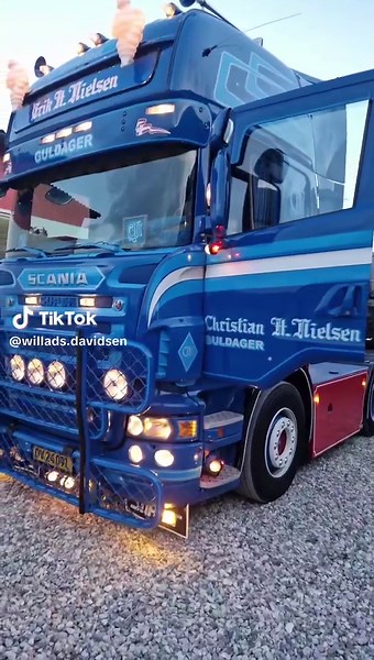 Exploring Holand Style with Scanias and Oppen Pipes