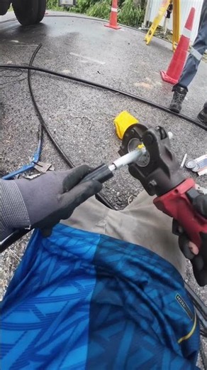 😱 Watch Linemen Crimp an SAC 50 Compression Sleeve! ⚡#Lineman #HighVoltage #PowerLines #UtilityWork