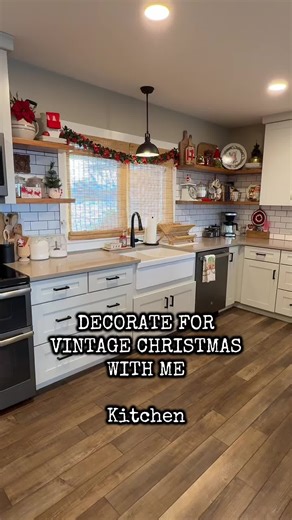 Come decorate for vintage Christmas with me! Today, I'm decorating my kitchen! ☺️😍 ••••••••• #vintagechristmas #christmasdecor #thrifted #thriftfinds #vintage