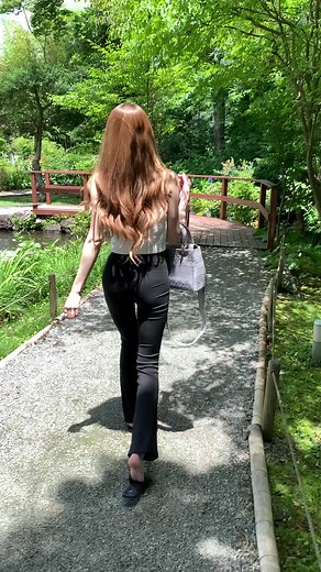 ぺたんこサンダルで夏のコーディネートを楽しむ