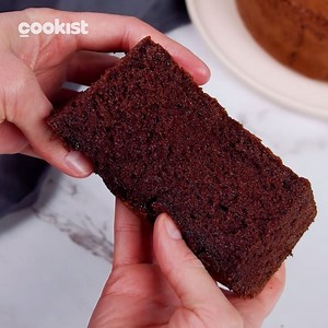 Cookist Wow on Instagram: "It will be love from the first bite ❤️ Follow this easy step-by-step recipe 😋👇 👉INGREDIENTS 200g (1 ½ cups) cake flour 10g (2 tsp) baking powder 5g (1 tsp) baking soda 5g (1 tsp) salt 50g (½ cup) cocoa powder 150ml (½ cup + 2 tbsp) vegetable oil 6 egg yolks 150ml (½ cup + 2 tbsp) milk 125g (½ cup) sugar 6 egg whites 5ml (1 tsp) white vinegar 150g (¾ cup) sugar 👉METHOD 1. Preheat the oven to 170°C/340°F. 2. In a medium bowl whisk flour with baking powder, baking sod