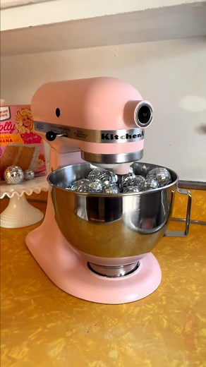279K views · 269 reactions | It's easy to switch up the color of your KitchenAid mixer with this tutorial from @ashleyposkin  | Apartment Therapy | Facebook