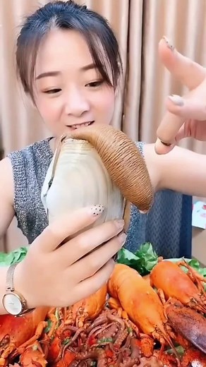 Discover the World of Geoduck: Facts, Harvesting, and Unique Feeding Strategies