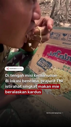 Pemandangan menyentuh hati terekam kamera saat prajurit TNI memanfaatkan waktu istirahatnya untuk mengisi tenaga di antara puing kayu dan lumpur di lokasi bencana. Dalam video yang diunggah akun instagram @/dityakmal terlihat mereka makan mie tanpa beralaskan piring atau mangkuk melainkan kardus mie, hal ini karena keterbatasan alat yang ada di lokasi bencana. Namun meskipun makan di tengah keterbatasan mereka tetap lahap demi mengisi perut yang kosong. Momen singkat itu menjadi potret humanis p