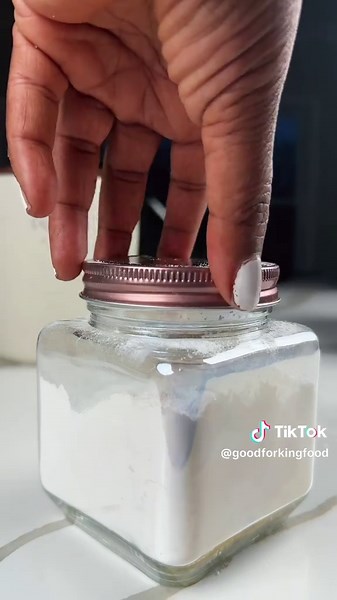 Homemade Powdered Sugar (Quick & Easy) Ingredients 1 cup granulated sugar 1 teaspoon cornstarch (optional, but recommended) Instructions Add the granulated sugar and cornstarch to a blender, food processor, or spice grinder. Blend on high for 30 to 60 seconds, stopping once or twice to scrape down the sides, until the sugar is very fine and powdery. Let the dust settle, then sift if needed to remove any larger crystals. Yield 1 cup granulated sugar makes about 1¾ cups powdered sugar. homemade po