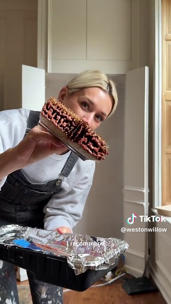 FAUX LIMEWASH DETAILS 👇 This was my first time trying this technique, and while it’s far from perfect, I can’t wait to give it another go. It’s an affordable way to get that soft, layered look, and honestly, way more forgiving than I expected. If you decide to try it, here are my two biggest tips: 1️⃣Pick two shades from the same color family to make the color choice easier and to keep the undertones consistent. 2️⃣Cut in first before using the big fluffy brush — trust me, it’s tough to reach t