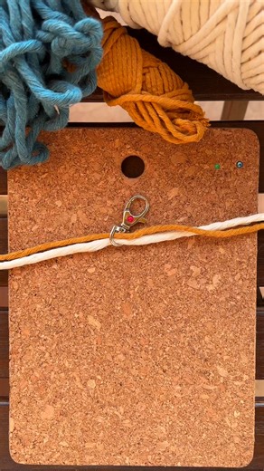 Daisy keychain in macrame diy tutorial 🌼 #macrame #italianmacrame #italian_macrame #macrametutorial #diyproject #diymacrame #macrametutorials #nodimacrame #macramè #macramedecoration #macramekeychain #macramekeyring #portachiavi #portachiavipersonalizzati | Macrame Projects