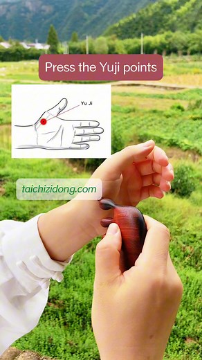 https://taichizidong.com Free Videos Inspire. Full Courses Transform. 251123-Asthma, gasping for breath, try this. Press the Yuji points. 5-10 minutes each side Thenar belongs to the lung meridian, and there is an acupoint called Yuji point, which can regulate lung function and clean up waste gas in the lungs. Therefore, massaging the thenar can eliminate cold air from the lungs and improve cold problems. The large intestine belongs to the lung system, and their energy is connected. When there i