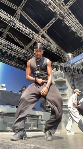 HAMZA B. DRAKES on Instagram: "soundcheck break 🇪🇨 🎶 x @cleyton_milionario"