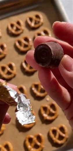 Easiest Christmas treat ever: Rolo Pretzel Candies! 🥨🍫 3 ingredients: pretzels + Rolos + pecans