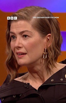 Rosamund Pike was a less than qualified Bond Girl 🤫 Rosamund Pike reveals that she had to have an education in Bond after turning up to her audition in the wrong attire for a Bond girl. #TheGrahamNortonShow #GrahamNorton #RosamundPike #JamesBond #Bond On Graham's sofa: Hollywood star Glen Powell in dystopian action thriller The Running Man; Oscar winner Michelle Yeoh, playing Madame Morrible in Wicked: For Good; Emmy-winning Brit Rosamund Pike, in crime caper sequel Now You See Me: Now You Don’