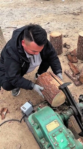 Efficient Log Splitting Technique: Man Meets Kinetic Machine Power