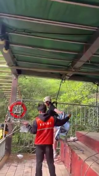 May 3: a girl died in a canyon swing attempt gone wrong in the Maliuyan waterfall scenic area (玛琉岩瀑布风景区) in Huaying (华蓥), Sichuan province… the cord broke and the girl most likely died on impact when she crashed into the cliff face…