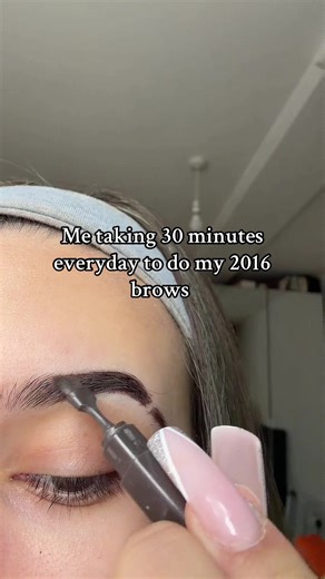 How to Perfect Your 2016 Eyebrow Look in 30 Minutes