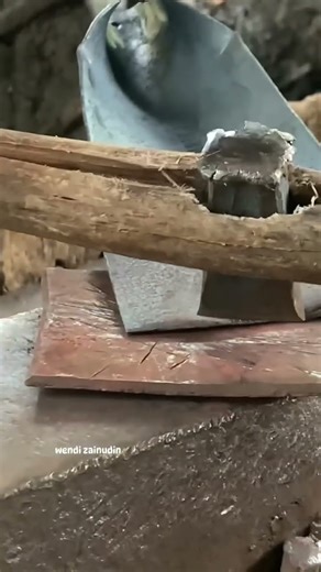 tidying up traditional agricultural tools for digging the ground #blacksmith #ironart #carving