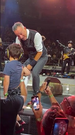 Bruce Springsteen gifts a harmonica to a 4-year-old fan in Pittsburgh (08/15/2024) 🇺🇸