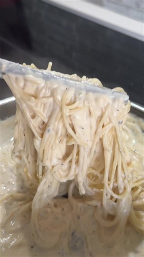 my son requested chicken Alfredo for today’s lunch! Lunchbox style: Launch @PlanetBox 🔗 in bio! Pans: @HexClad heavy whipping cream parmasean cheese salt pepper garlic powder onion powder Italian seasoning chicken bouillon chicken seasoned with all purpose @Heath Riles BBQ garlic knot @New York Bakery #kindergarten #schoollunch #packlunchformykids #kidslunchideas #planetbox