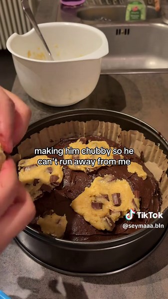 brookies 🍪🍫 recipe: for the cookie dough: - 40g brown sugar - 1 packet vanilla sugar - 30g white sugar - 80g melted butter - 1 egg - 85g flour - Chocolate chunks for the brownie batter: - 3 eggs - 30g white sugar - 30g brown sugar - 200g chocolate mixed with 135 g melted butter - 35g cocoa powder - 90g flour - Chocolate chunks Bake at 165°C (top and bottom heat) for about 35–40 minutes. rezept: für den cookie teig: - 40g Brauner Zucker - 1 Packung Vanillezucker - 30g weißer Zucker - 80g geschm