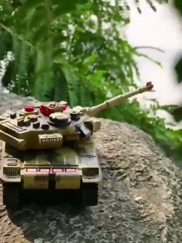 Haktoys 2-Pack RC Battle Tank Set – 1:24 Scale Remote Control Military Fighting Tanks with Lights, Realistic Sounds & Life Indicators | Radio Control Army Toy for Kids & Adults