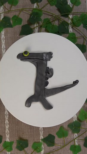 my first (and probably last) stop motion cake 😭 this was quite the challenge for me #toothless #dancingtoothless #meme #cake #stopmotion#bakingthursdays