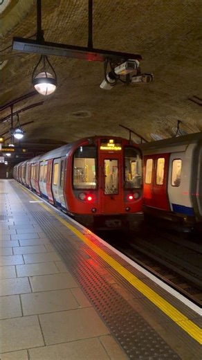 Hammersmith & City Line: Departing From Baker Street ~ #train #trainspotting