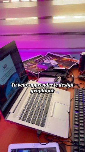 🎨 Tu as toujours voulu apprendre le design graphique, mais tu ne savais pas par où commencer ? Tu vois passer des affiches stylées, des logos pro, des visuels qui claquent… et tu te dis : « J’aimerais trop savoir faire ça ! » La bonne nouvelle ? Tu n’as pas besoin d’être un·e expert·e ni d’avoir fait une école d’art pour commencer. Avec les bons outils, les bonnes bases, et un peu de pratique, tu peux créer des visuels pro en partant de zéro. Dans mes vidéos, je te montre : ✅ Comment choisir le