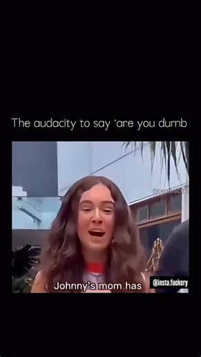 Gani Emini on Instagram: "The audacity to say "are you dumb" 日本利用压电瓷砖将脚步转化为电能。这些瓷砖捕捉来自你脚步的动能。当你行走时，你的重量和动作会对瓷砖产生压力。瓷砖会轻微弯曲，从而产生机械应力。瓷砖内部的压电材料将这种应力转化为电能。每一步都会产生少量电荷，而数百万步结合在一起就能产生足够的电力来驱动LED 灯、数字显示屏和传感器。在像涩谷车站这样繁忙的地方，每天大约有240万个脚步为这一系统作出贡献。 这些电能可以被储存或立即使用，从而减少对传统电力来源的依赖，并支持可持续的城市基础设施。这种方法将日常运动转化为实用的可再生能源 #日本 #知识 #事实 #你知道吗 #推荐 科技 历史 技术 实验 热门"