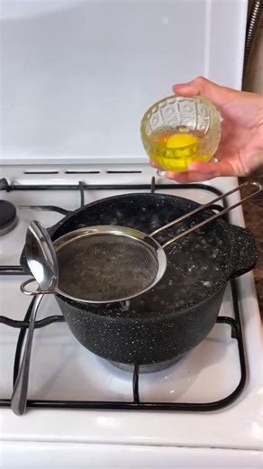 Bright Side on Instagram: "Perfect poached eggs… without the chaos  #poachedegg #eggrecipes #cookingtricks"