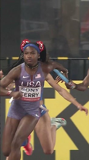 Insane relay exchange from the US 4x100m team 😮‍💨 #WorldRelays #athlete #sports #athletics