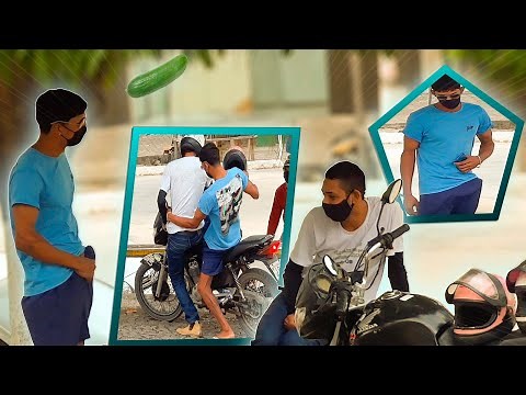 PEDINDO INFORMACÃO COM PEPINO NAS CALÇA #01