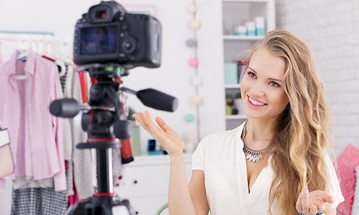 How to Vlog: A Complete Guide to Start Vlogging in 2025