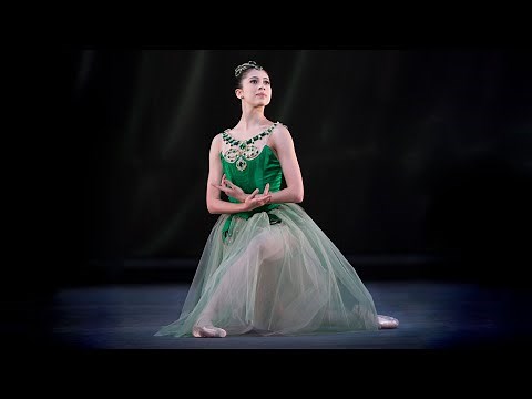 Jewels – 'Emeralds' first variation (George Balanchine; Beatriz Stix-Brunell; The Royal Ballet)