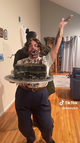 Beez in the chokey #couplescostume #halloween #matilda #trunchbull #youcandoitbruce @Libby 💋 ⎕