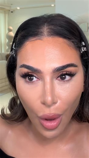 HUDA BEAUTY on Instagram: "Easy Bake Pressed Powder 🤎 The same Easy Bake blur, now in a pressed formula. The EASIEST way to get an airbrushed finish!! 8 shades Launching @sephora Jan 6 | Worldwide Jan 8 🎥: @sammhoovss @livhudsonmakeup @julia.inbeautyy @xthuyle @rxfiqah @beautybybanda_ @imperfectbeauty_zury"