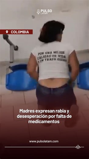 Pulso Latam on Instagram: "🇨🇴💊La madre de un niño con Enfermedades Poco Frecuentes (EPS) protestó por la falta de medicamentos llorando, gritando, tirándose al piso y empujando sillas. 🗣️📢Este episodio es el reflejo de una demanda colectiva que hicieron las madres de niñas, niños y adolescentes con EPS, debido a los retrasos prologados para acceder a estos medicamentos, lo cual se traduce en el deterioro de la salud de sus hijas e hijos. 📹 ultimahsv vía X"