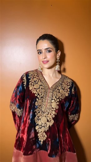 Natasha Mathias Dsouza || Makeup artist and Hair stylist on Instagram: "SRK aur meri pasand ek dum same to same 🙆🏻‍♀️✨👀 @sanyamalhotra_ Hair & makeup - @natasha_mathias_ Team - @janvi_hairstylist Styled by @styledbystaceycardoz Wearing @heenakochharofficial #makeupartist #hairstylist #natashamathias"