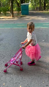 663K views · 10K reactions | Cate oua Kinder poate manca un copil? Cate ii da buni… | Elena Udrea | Facebook