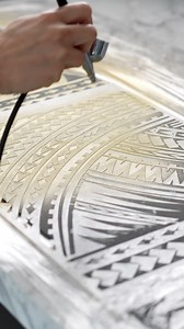 airbrushing onto fondant up close. So much fun! #cakedecorating #caketutorial #cakeart #caketips #airbrush | Rosie's Dessert Spot