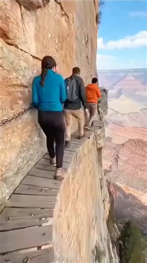 artificial_nature_001 on Instagram: "Япония внедряет революционную технологию, преобразующую каждый шаг человека в электричество: пьезоэлектрические плитки. Эти плитки поглощают энергию давления и вибрации, создаваемую каждым шагом пешехода, и преобразуют эту механическую силу в электрическую энергию. Пьезоэлектрические элементы, встроенные в плитки, слегка деформируются, генерируя слабый электрический ток. Каждый шаг генерирует небольшое количество энергии, но миллионы шагов в совокупности гене