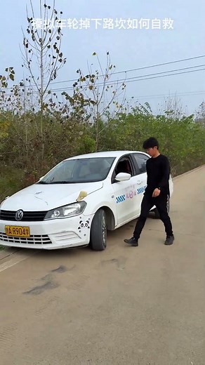 A Car Fell Into A Ditch, And An Experienced Driver Solved The Problem With Just A Rope.