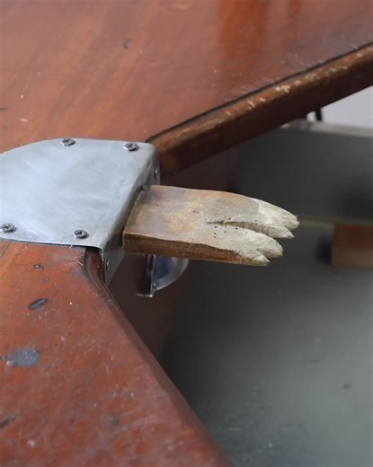 Proses Pembuatan Cincin Berlian dengan Permata Biru