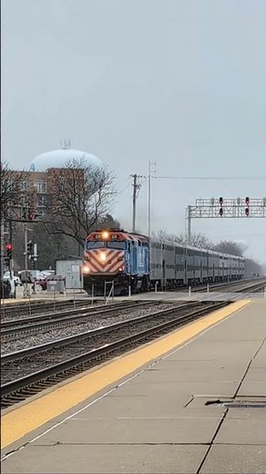 Metra Express EMD F40PH Run Through Town #trains #Metra #Chicago