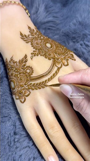 Cute HennaDesign For Backhand #backhandmehndi #mehndidesign #hennaart #creativehenna #hennadesign