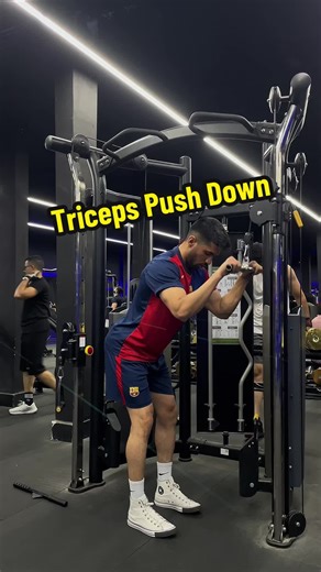 How to Do Tricep Push down Correctly for Bigger Arms 💪🏽 Straight Bar Target Muscle: Arms – Triceps Equipment: Resistance Band / Cable Difficulty: Beginner 🟢 Step 1 – Start Position Stand facing the cable machine, set the pulley above head height, and attach the straight bar. Grip fully (thumb around the bar), take a step back, feet hip-width or in a staggered stance. Brace your core to maintain the natural spine curve and keep your torso vertical. Pull shoulders down & back and maintain this