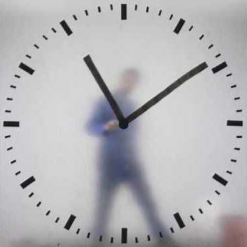 The hands of Maarten Baas' Schiphol clock are drawn on in real time