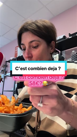 Moralité : Si tu demandes le prix à chaque étape, ce n’est pas que tu es pénible. C’est souvent parce que, ailleurs, on t’a habituée aux mauvaises surprises. Quand un prix est annoncé au départ, il doit inclure les gestes normaux du soin : repousser la cuticule, changer de couleur, appliquer la mousse… Pas des “options cachées” ajoutées au fur et à mesure. La transparence rassure. Les suppléments déguisés, eux, créent de la méfiance. Et si une cliente répète “c’est bien 58€ ?”, ce n’est pas cont