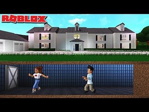 I BUILT A SECRET ESCAPE TUNNEL IN MY FAMILY HOUSE ON BLOXBURG