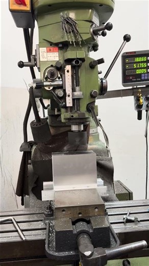 deburring process for raw materials using a milling machine