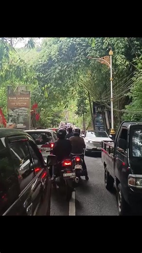 Antrian panjang dijln kolonel masturi arah Lembang menuju simpang Beatrix . . . . Informasi or business klik profile. .. .. #infolembang_update #informasi #jalanan